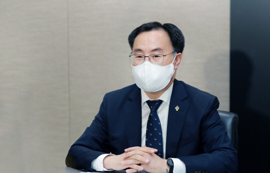 문승욱 산업통상자원부 장관이 9일 서울 강남구 코엑스에서 회의실에서 '이차전지 주요기업인 간담회'를 주재하고 있다. <산업통상자원부 제공>